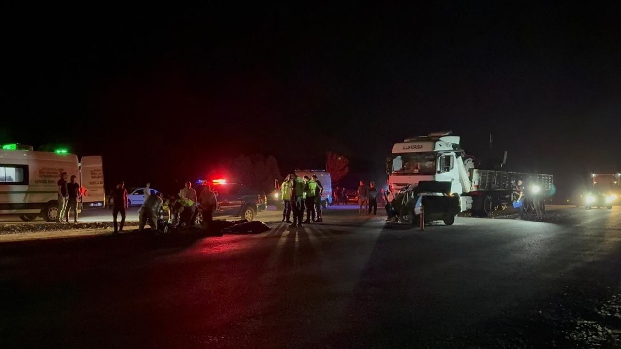 Kahramanmaraş Afşin'de tır ile otomobil çarpıştı: 3 kişi hayatını kaybetti
