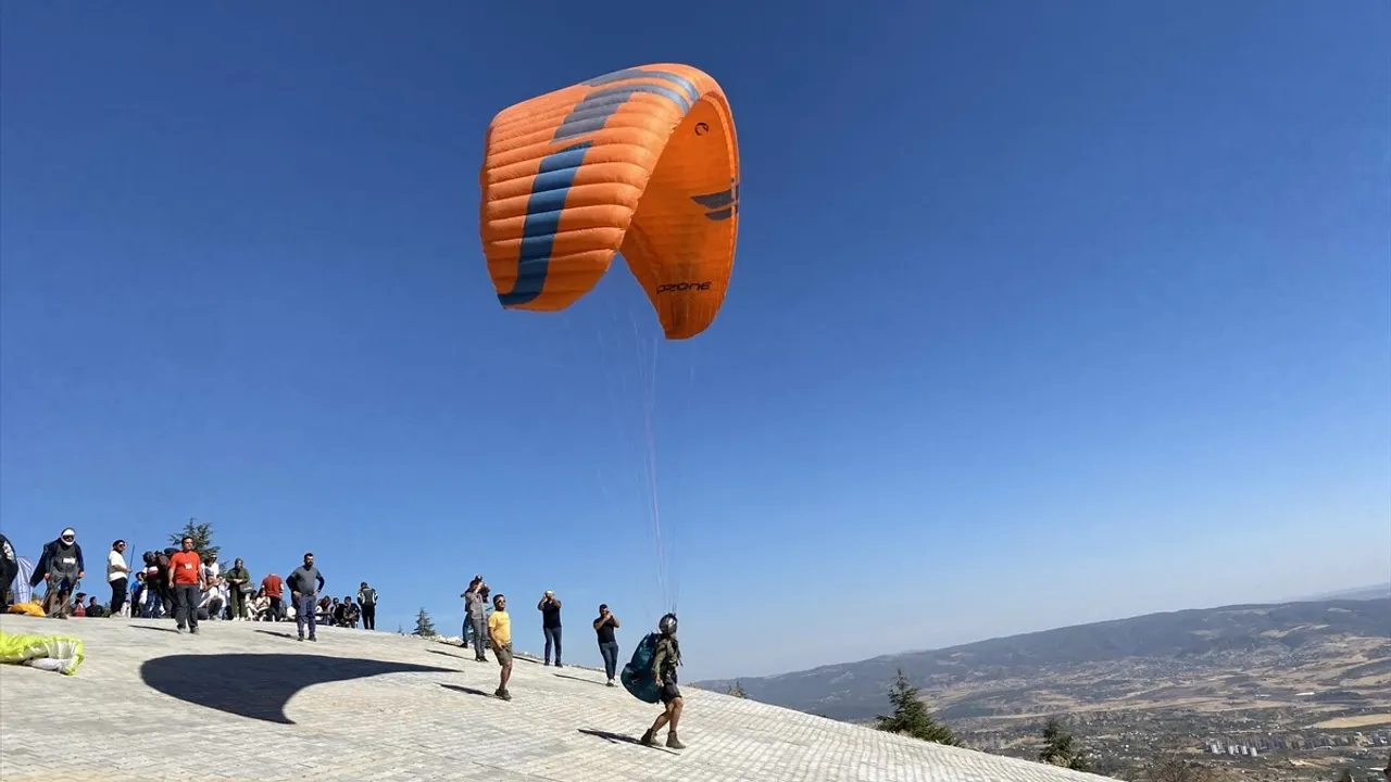 Kahramanmaraş Dulkadiroğlu'nda Yamaç Paraşütü Şenliği: 16 ilden 110 sporcu katıldı