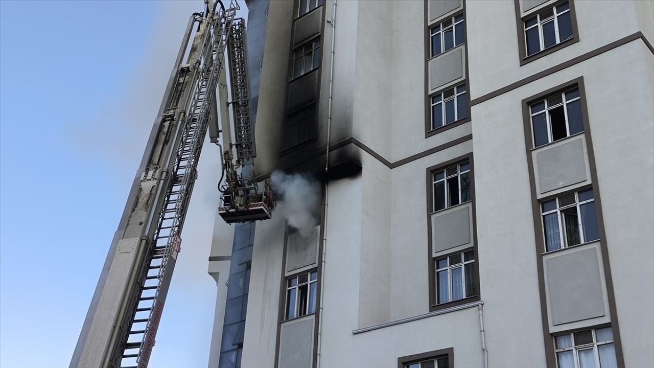 Kahramanmaraş Elbistan'da özel erkek öğrenci yurdunda depo yangını söndürüldü