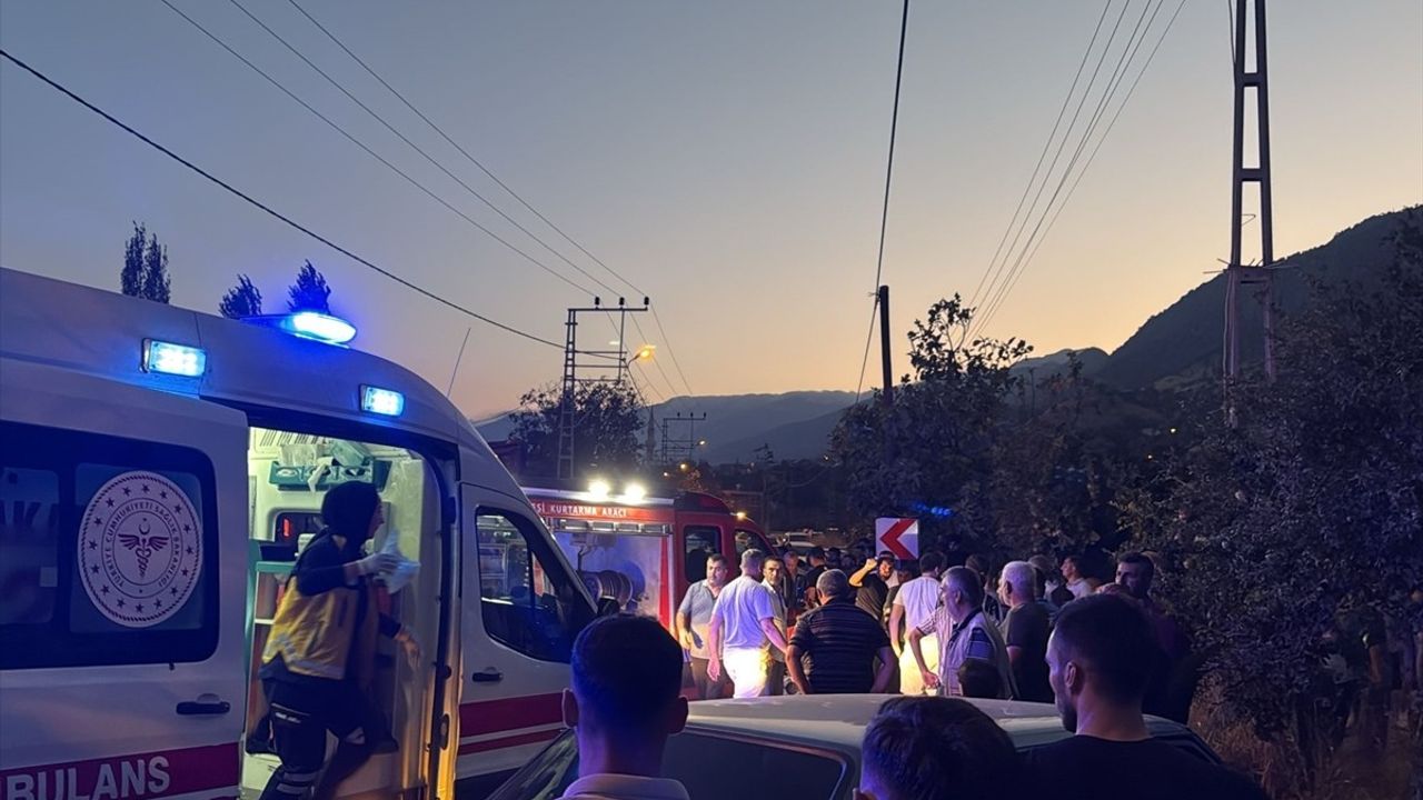 Kahramanmaraş Onikişubat'ta üç aracın karıştığı kazada 6 kişi yaralandı