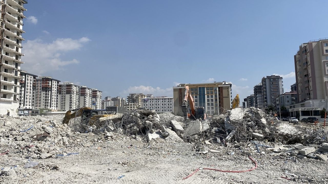 Kahramanmaraş'ta ağır hasarlı binaların kontrollü yıkımı sürüyor