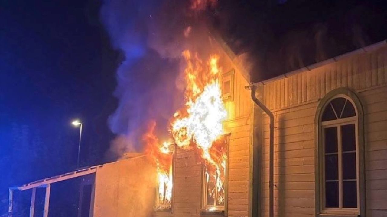 Kalmar’ın Hultsfred ilçesinde ahşap camide yangın, polis kundaklama şüphesiyle soruşturma başlattı