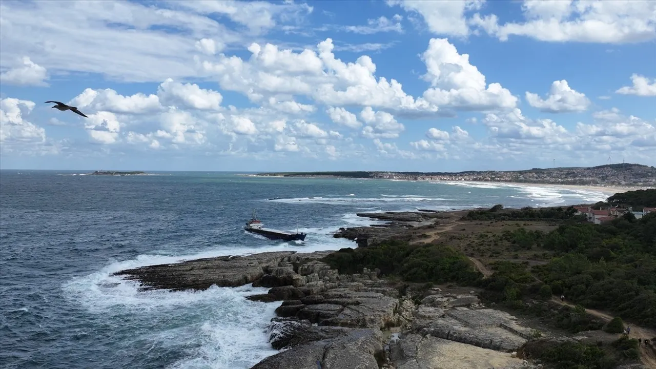 Kandıra açıklarında alçılı kuru yük gemisi 'RAPID' karaya oturdu; kurtarma çalışmaları sürüyor