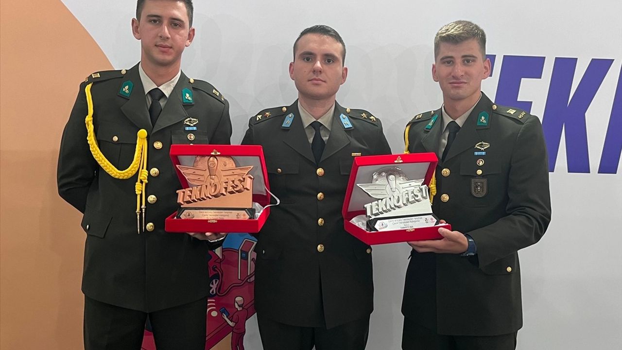 Kara Harp Okulu öğrencilerinin 'Sahra Su Toplama Ünitesi' üslere içme suyu sağlamayı hedefliyor