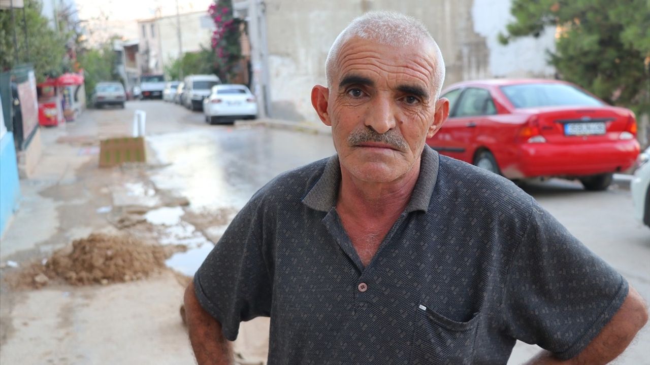 Karabağlar'da patlayan su borusunun onarılmaması mahalleliyi isyan ettirdi