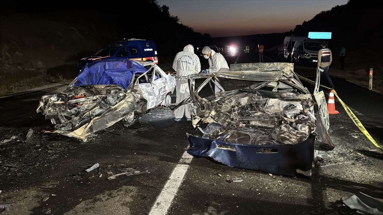 Karabük Eflani'de iki otomobilin çarpıştığı kazada 3 kişi hayatını kaybetti, 5 kişi yaralandı