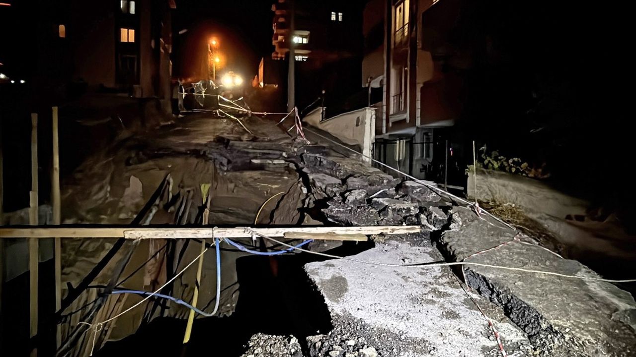 Karabük'te 100. Yıl Mahallesi'nde inşaat yanındaki yol bölümü çöktü