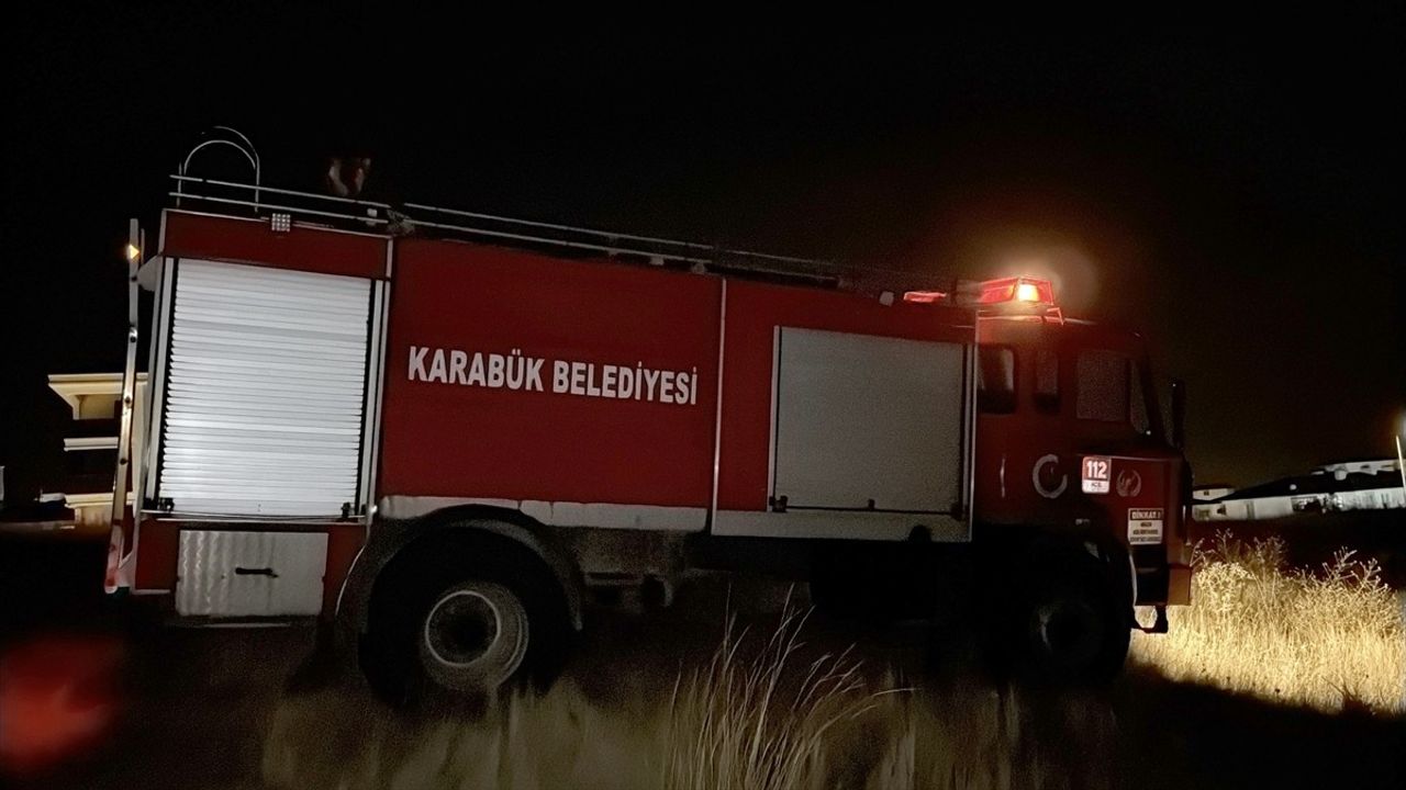 Karabük'te Cumhuriyet Mahallesi'nde evlere yakın anız yangını söndürüldü