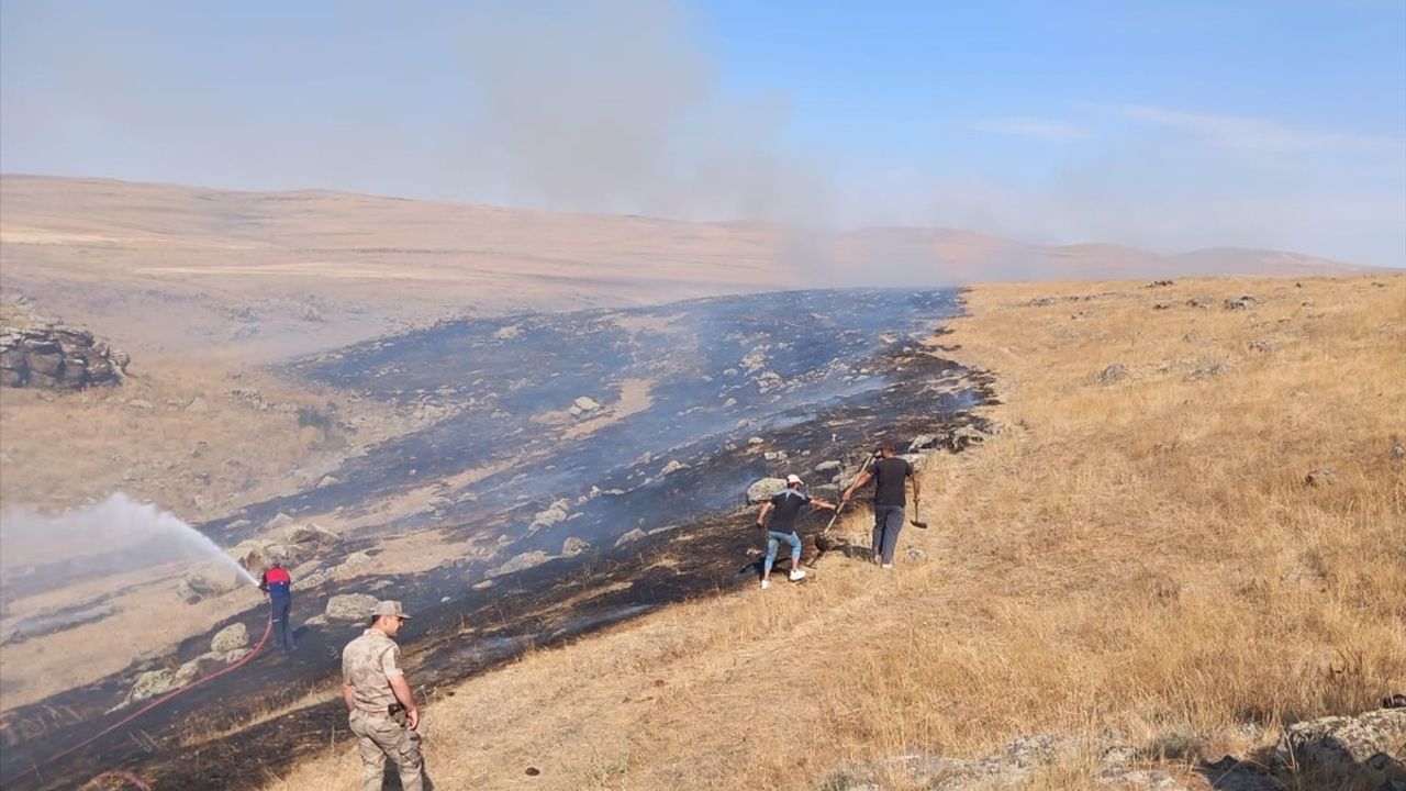 Kars Gelirli Köyü'nde Anız Yangını İtfaiye ve Vatandaş İşbirliğiyle Söndürüldü
