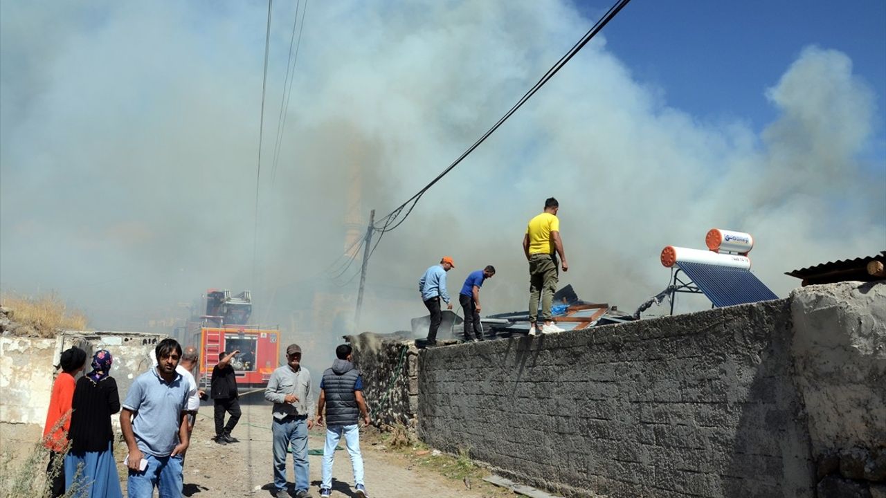 Kars'ın Sarıkamış ilçesinde çıkan yangında 2 ev ile 2 samanlık kullanılamaz hale geldi