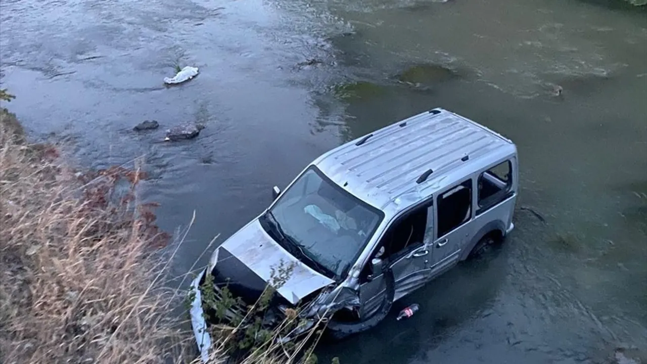 Kars Kalesi eteklerinde Kars Çayı'na düşen hafif ticari aracın sürücüsü kurtarıldı