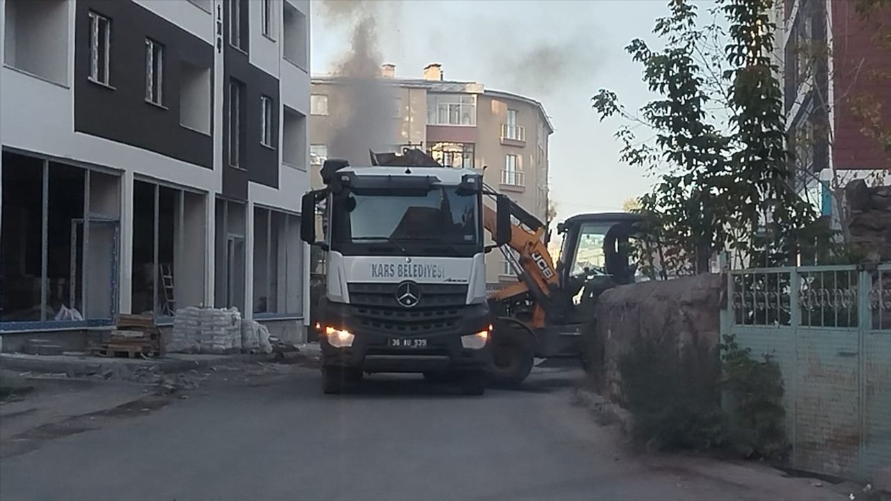 Kars'ta çöp kamyonu kasasında çıkan yangın kepçe operatörünün kum müdahalesiyle söndürüldü