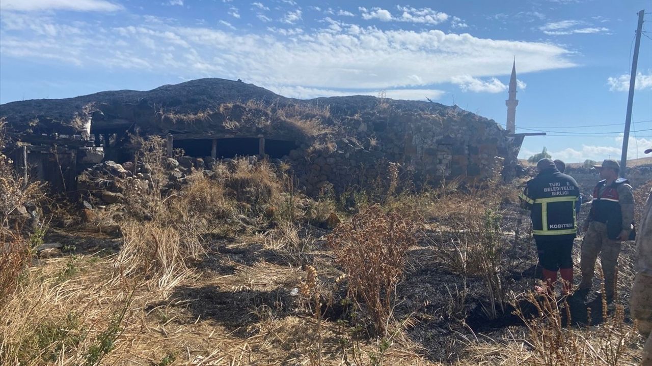 Kars'ta Hapanlı köyünde kullanılmayan evde çıkan yangın söndürüldü