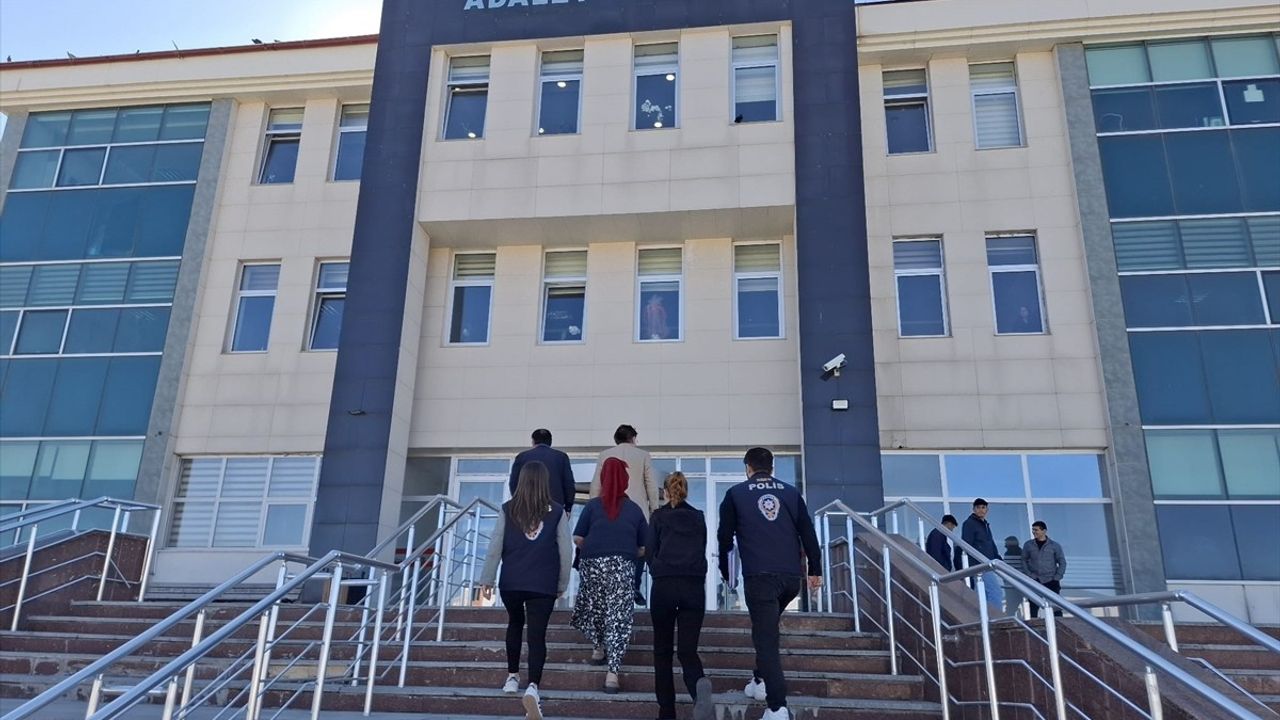 Kars'ta izinsiz banka kartı ve mobil bankacılık kullanımı iddiasıyla 2 kadın gözaltına alındı