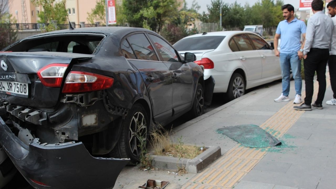 Kars'ta kontrolden çıkan otomobil park halindeki araçlara çarptı, sürücü yaralandı