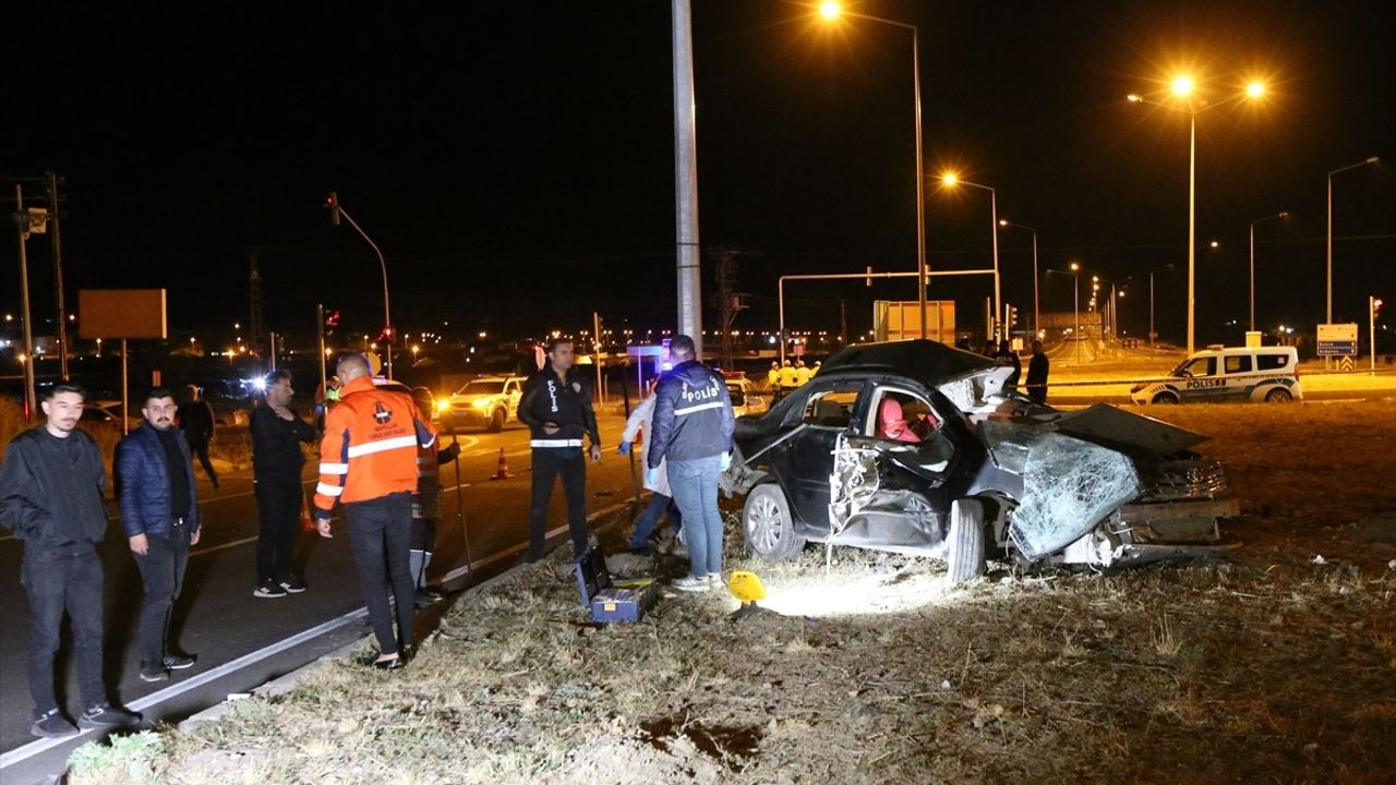 Kars'ta tomruk yüklü kamyonla çarpışma: Otomobil sürücüsü yaşamını yitirdi