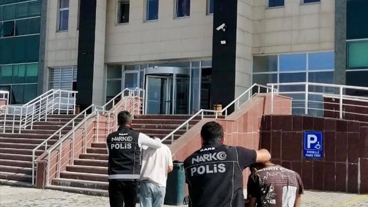 Kars'ta Uyuşturucu Operasyonu: Sokak Satıcılarına Yönelik Eşzamanlı Baskınlarda 2 Zanlı Tutuklandı