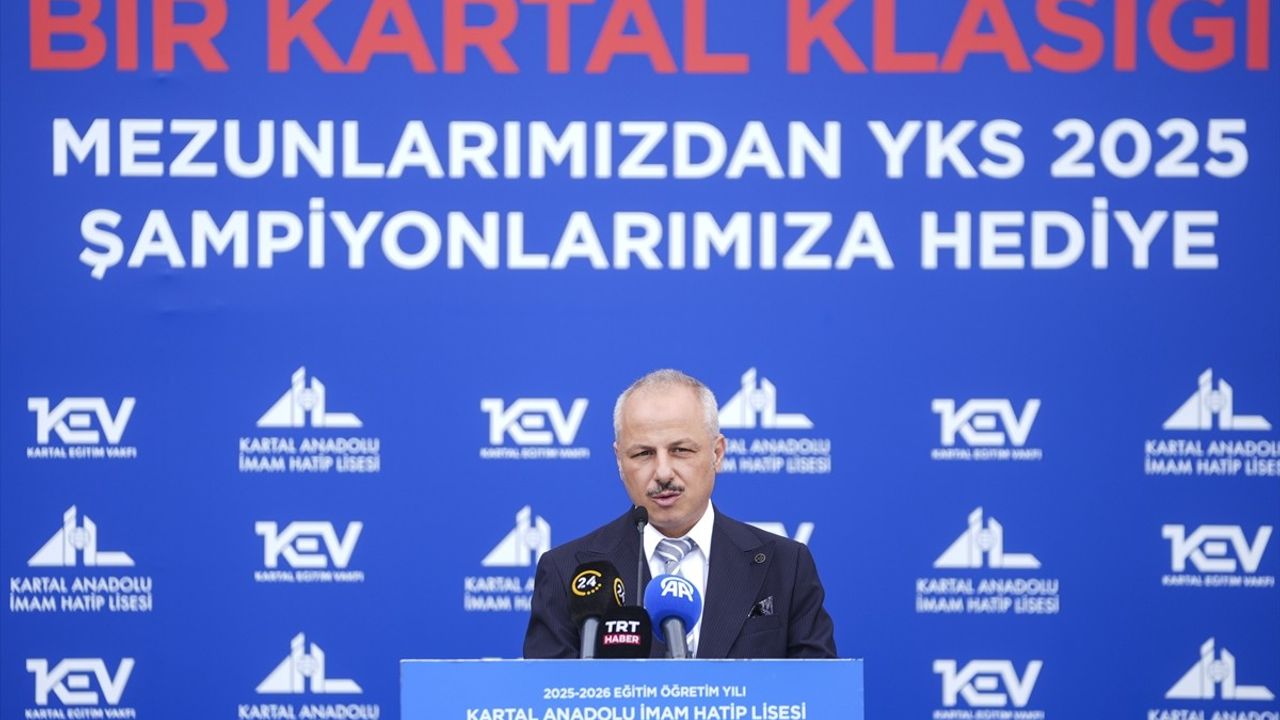 Kartal Anadolu İmam Hatip Lisesi yeni eğitim yılı töreninde YKS 2025 derecelilerine Togg otomobil verildi