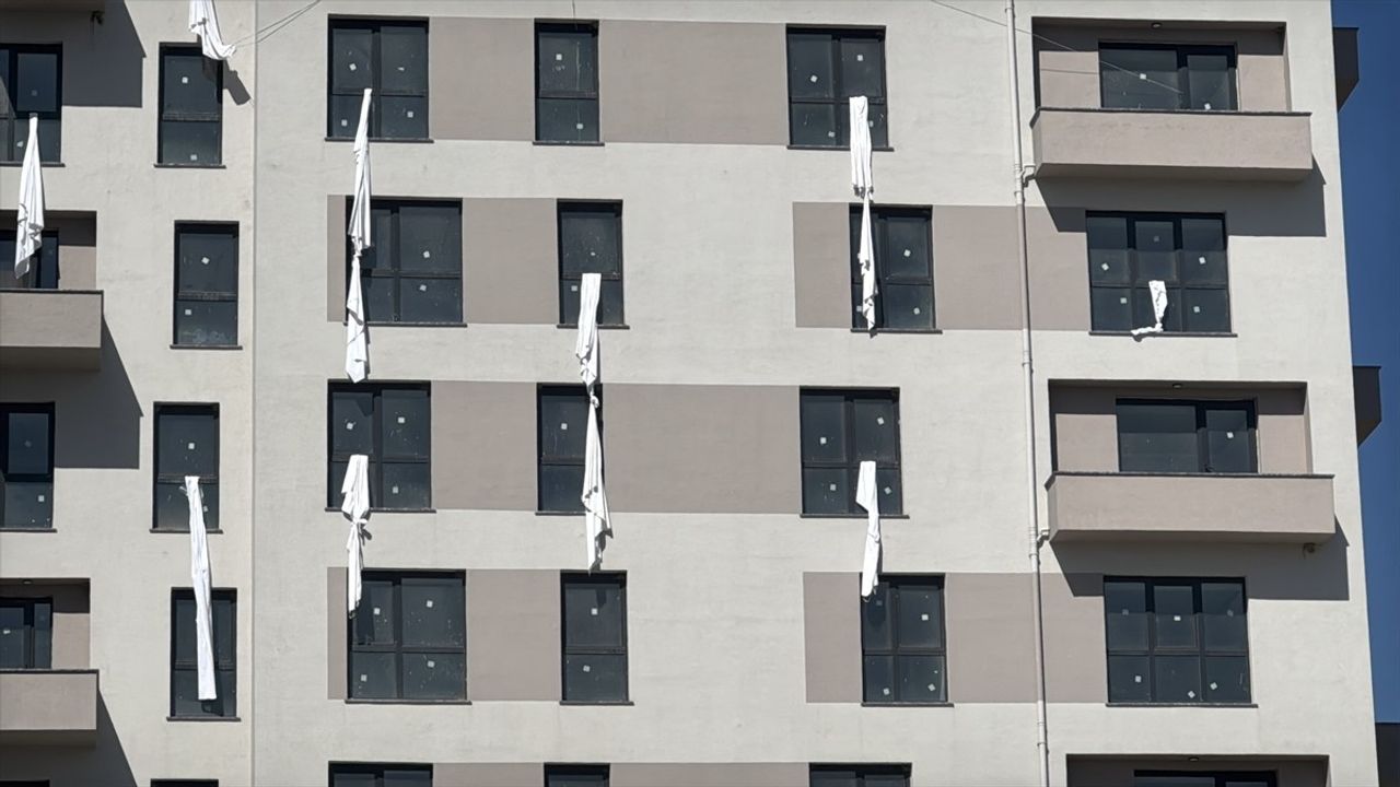 Kartalkaya'da 78 Can İçin 2 Binadan 78 Çarşaf Sarkıtıldı: Ailelerin Farkındalık Girişimi