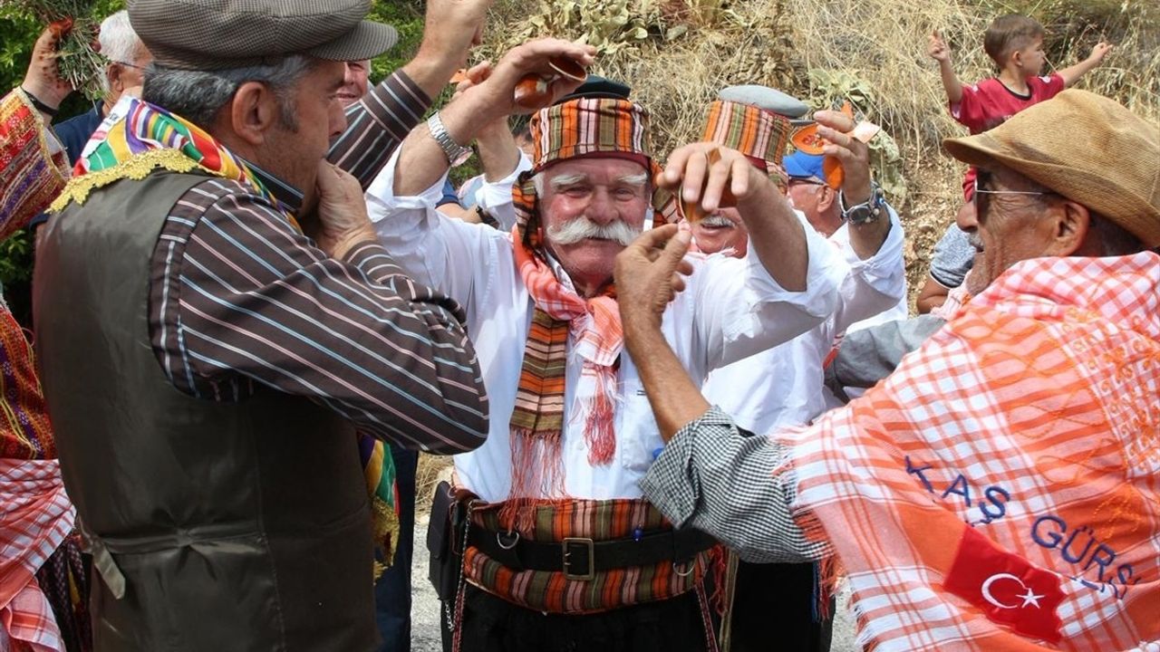 Kaş'ta Yöresel Ürünler Festivali'nde 'Yörük göçü' canlandırıldı