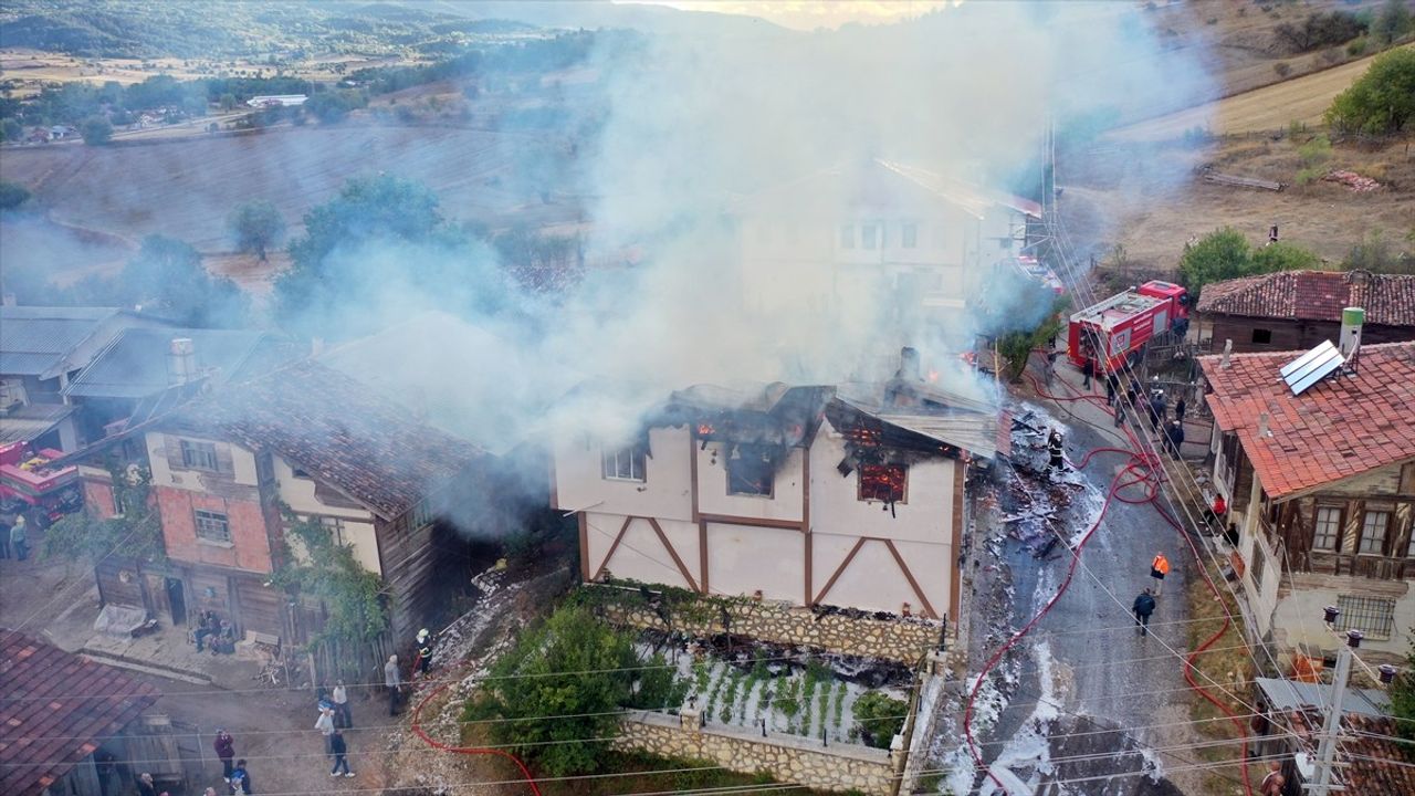 Kastamonu Baylar köyünde yangın: Bir konak kullanılamaz hale geldi, bir ev zarar gördü