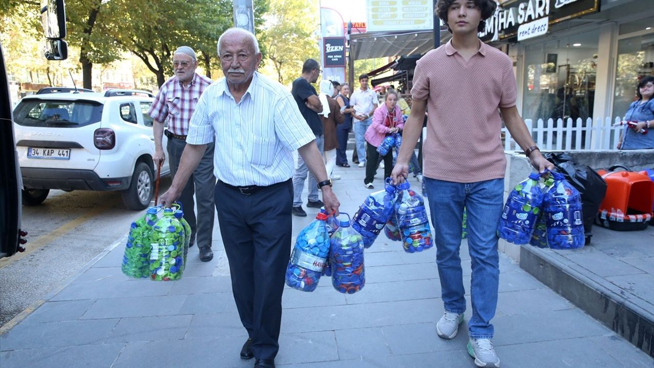 Kastamonu'da dede ve torun 150 bin mavi kapak toplayıp engellilere destek verdi