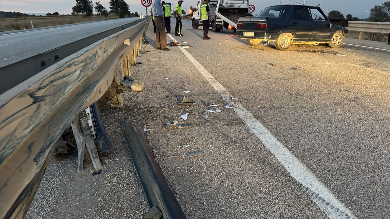 Kastamonu Havalimanı Kavşağı'nda bariyere çarpan otomobil: 5 yaralı
