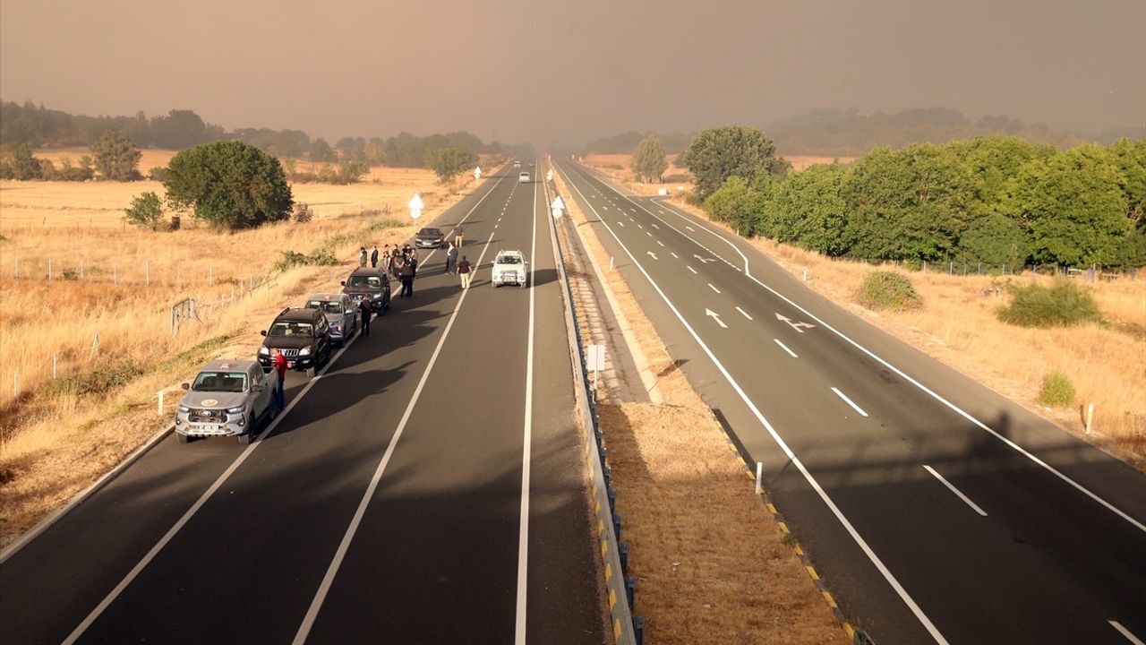 Kastamonu-Karabük sınırında iki orman yangınına müdahale sürüyor, kara yolu ulaşıma kapandı