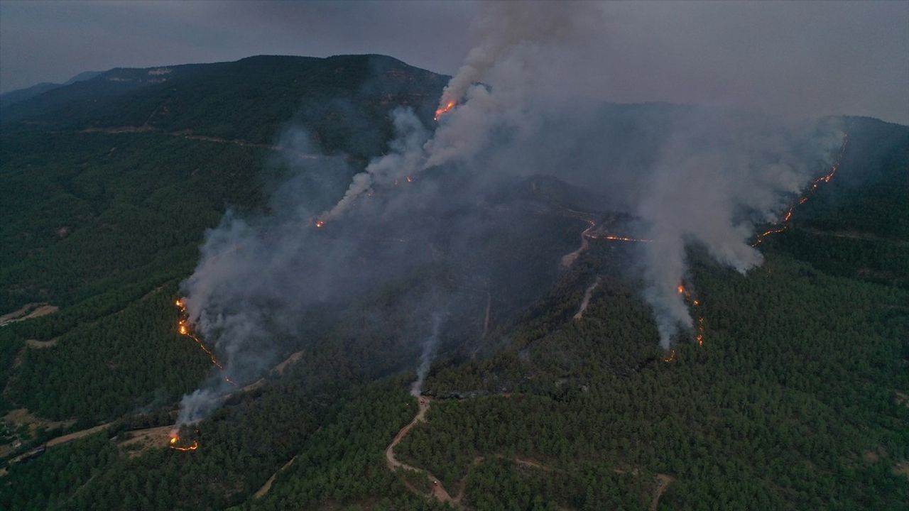 Kastamonu-Karabük sınırında ikinci orman yangınına müdahale sürüyor; Araç'ta tahliye edilen yerleşim sayısı 6'ya yükseldi