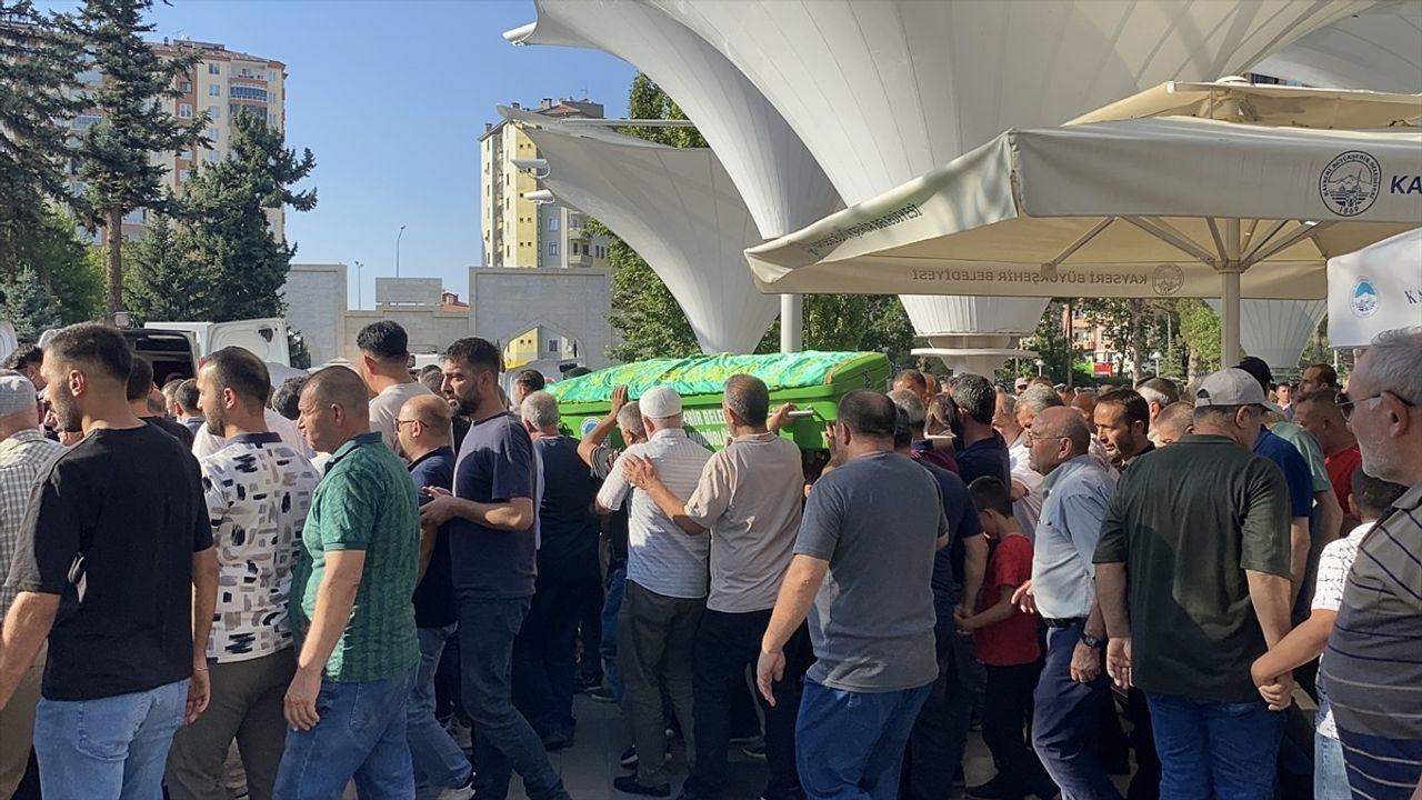 Kayseri’de Bıçaklı Kavgada Ölen Taksi Şoförü M.D. Toprağa Verildi