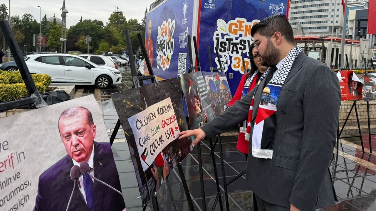 Kayseri'de 'Boş Sıralar' etkinliği: AK Parti Gençlik Kolları Gazze'de öldürülen çocukları andı