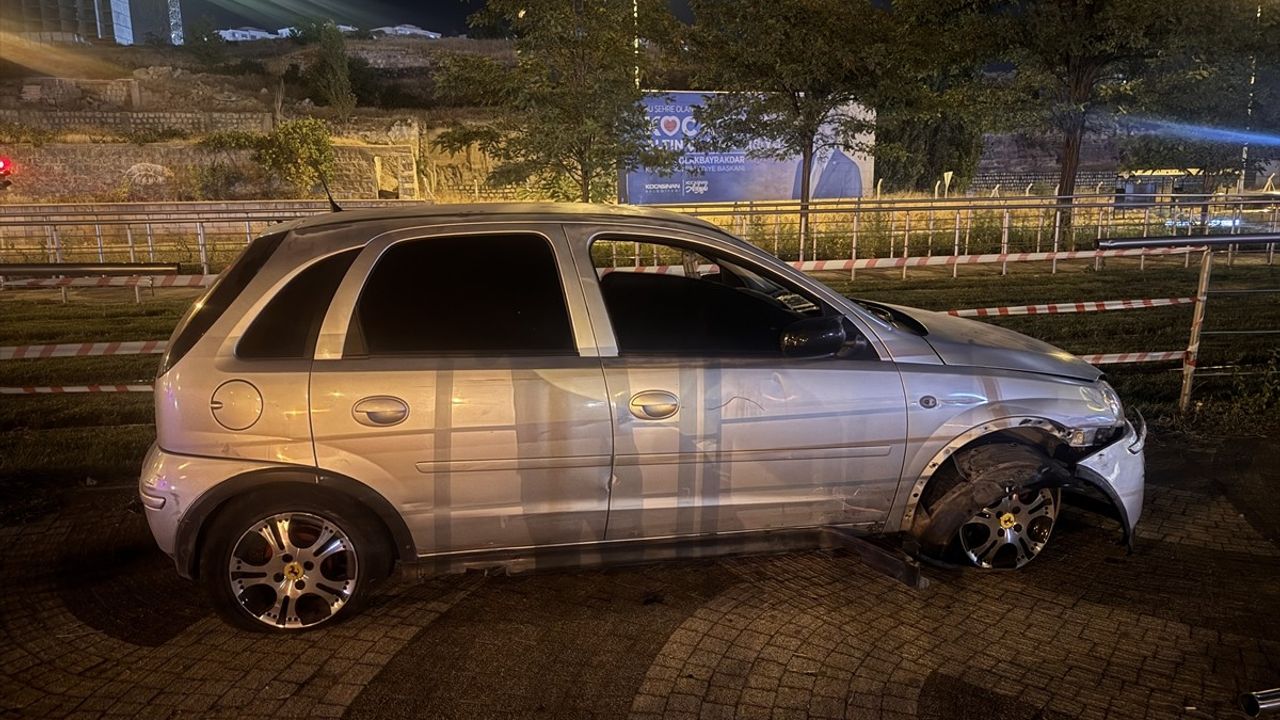 Kayseri'de Tramvay Yoluna Giren Otomobil: Alkollü Sürücünün Ehliyetine El Konuldu