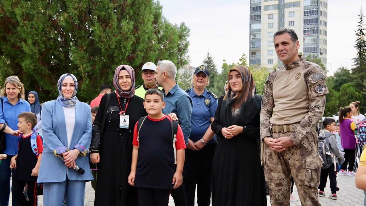 Kayseri Emniyet Müdürü Aydın, şehit polis Ramazan Kırboğa'nın çocuklarını makam aracıyla okula götürdü