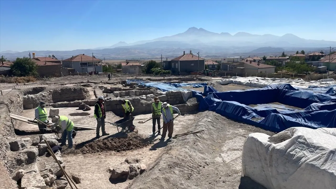 Kayseri İncesu'da Geç Roma-Erken Bizans Mozaiğinde Çocuk ve Yetişkin Mezarları ve ‘Hyakinthos’ Yazıtı Bulundu