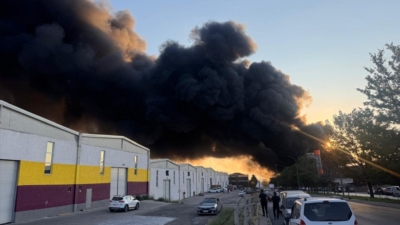 Kayseri OSB'de keçe fabrikasında yangın — İtfaiye müdahalesi sürüyor