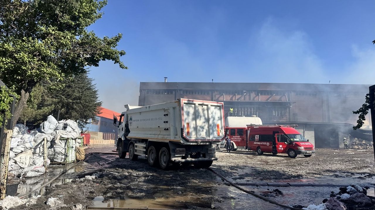 Kayseri OSB'de keçe fabrikasındaki yangın kontrol altına alındı
