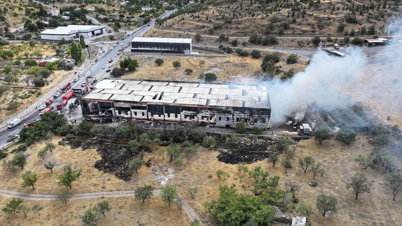 Kayseri OSB'de mobilya fabrikasında çıkan yangın söndürüldü; soğutma çalışmaları sürüyor