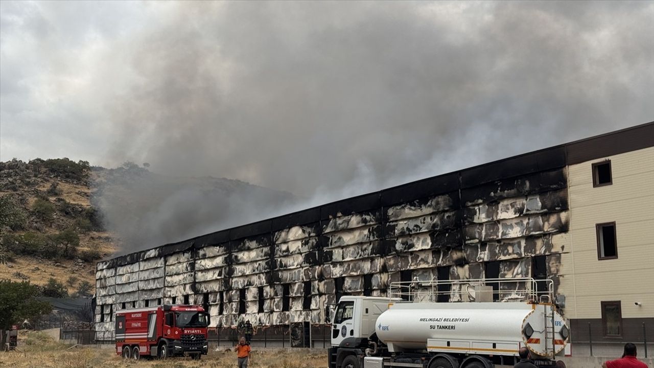 Kayseri OSB'de mobilya fabrikasında yangın; itfaiye müdahalesi sürüyor
