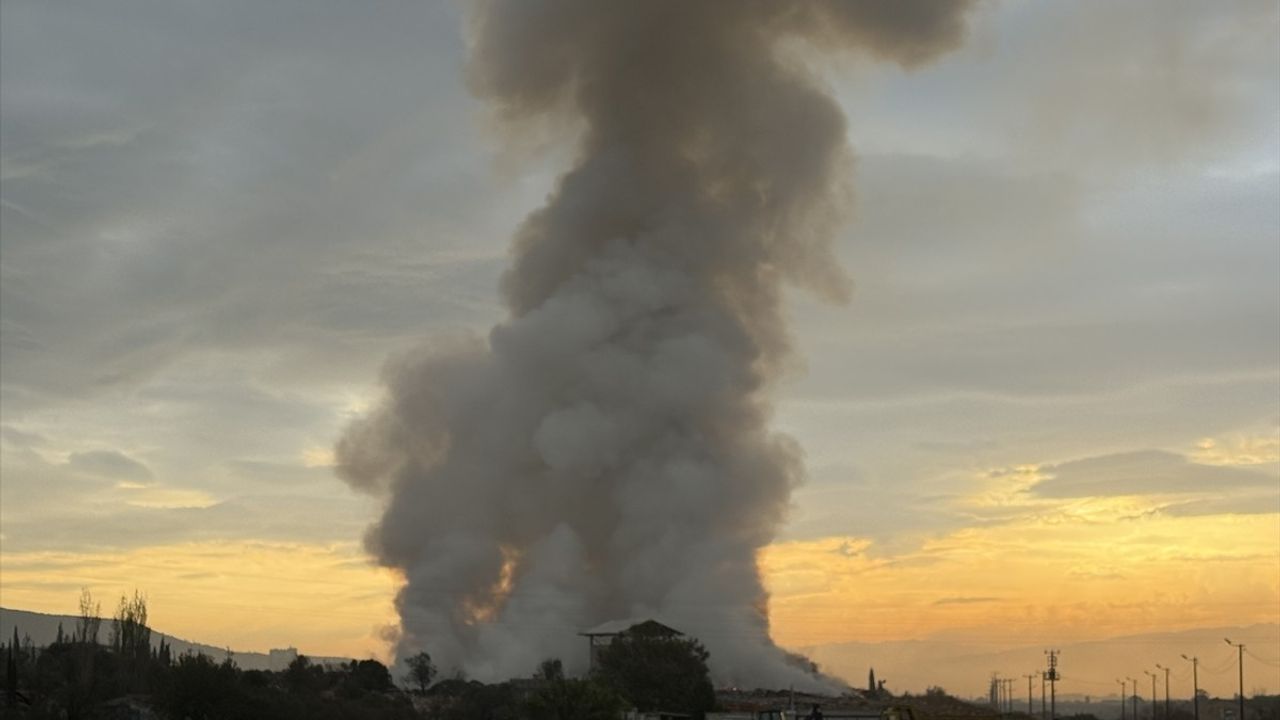 Güncelleme: Kemalpaşa'da çöp aktarma noktasında çıkan yangın kontrol altına alındı