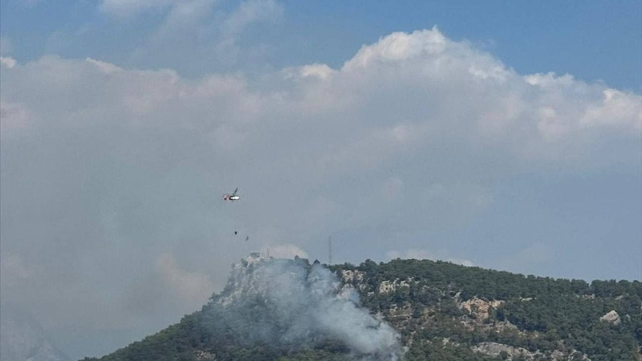 Kemer'de orman yangınına havadan ve karadan müdahale sürüyor