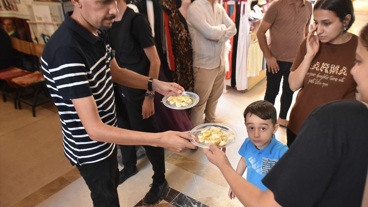 Kerkük'ün Tarihi Kayseri Çarşısı'nda Mevlid Kandili Programı: Esnaftan Tatlı ve İkram Geleneği