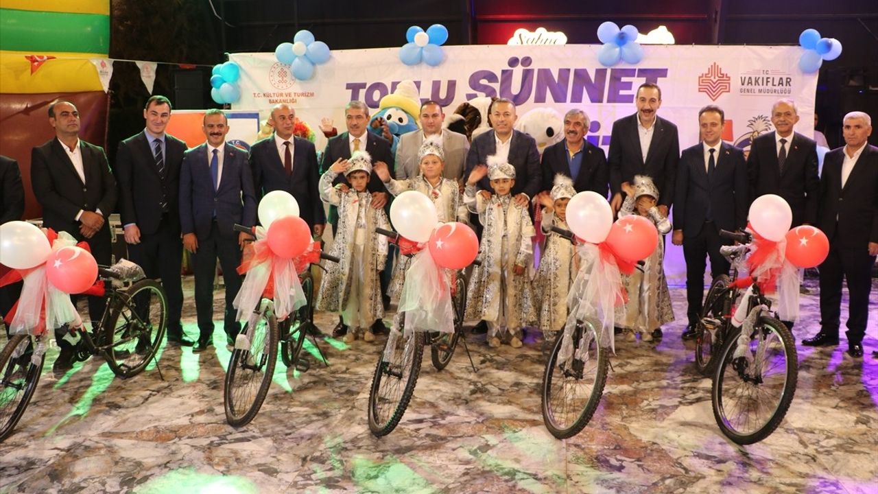 Kilis'te 529 yıllık vakıf geleneğiyle 32 çocuğun toplu sünneti düzenlendi