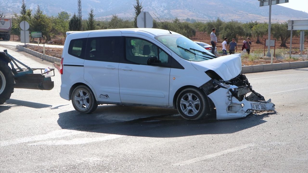 Kilis'te üç aracın çarpıştığı kazada 1 kişi yaşamını yitirdi, 4 kişi yaralandı