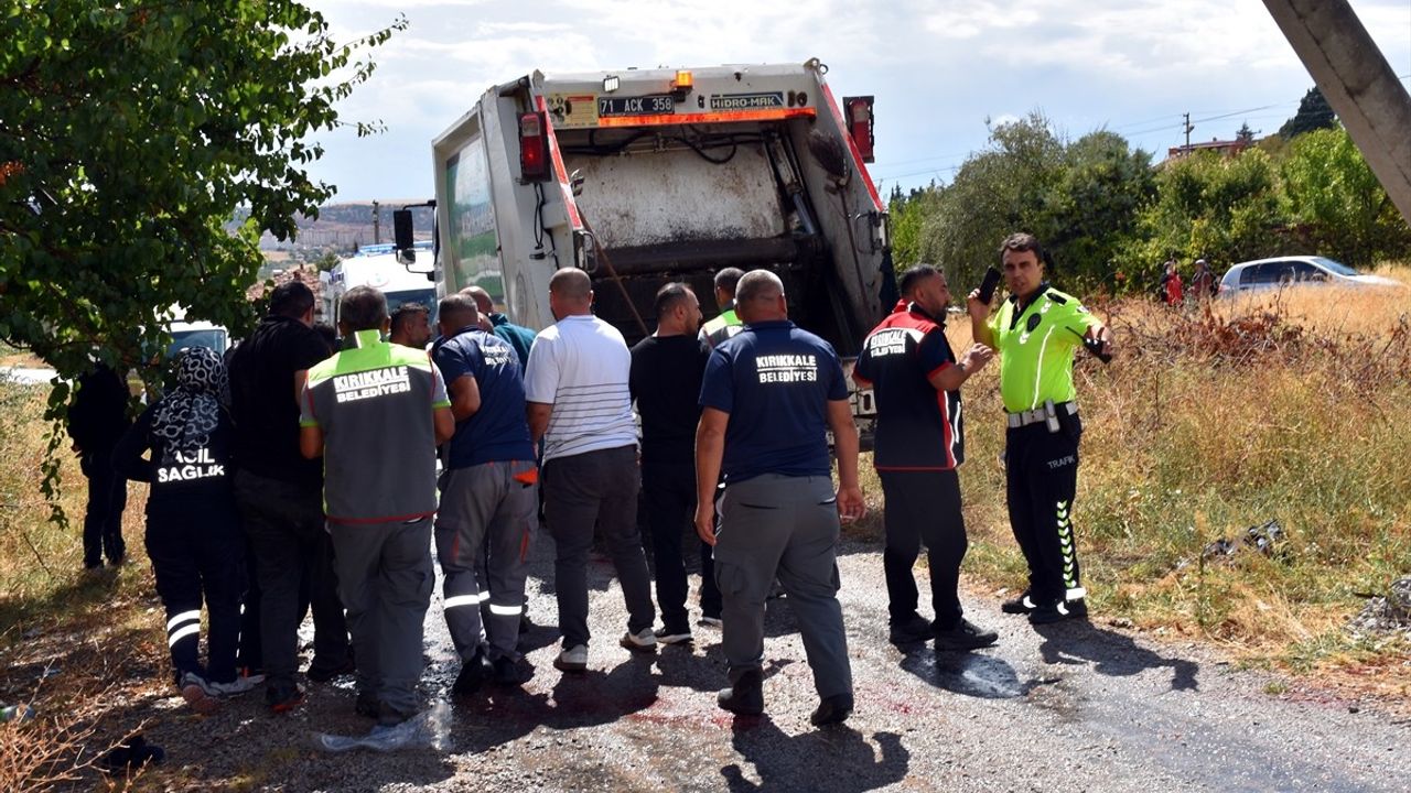 Kırıkkale'de çöp kamyonu elektrik direğine çarptı: 2 temizlik görevlisi yaralandı