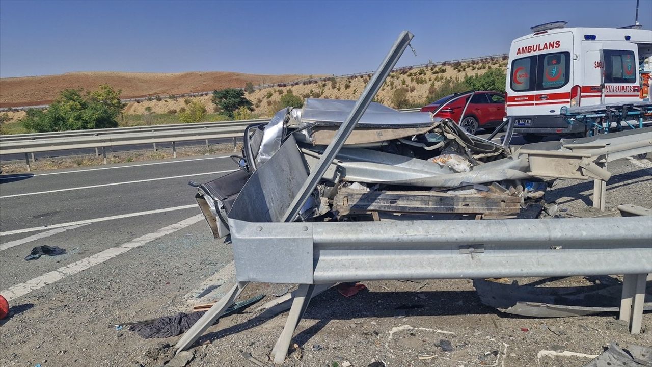 Kırıkkale'de otomobil bariyere çarptı: 1 ölü, 4 yaralı