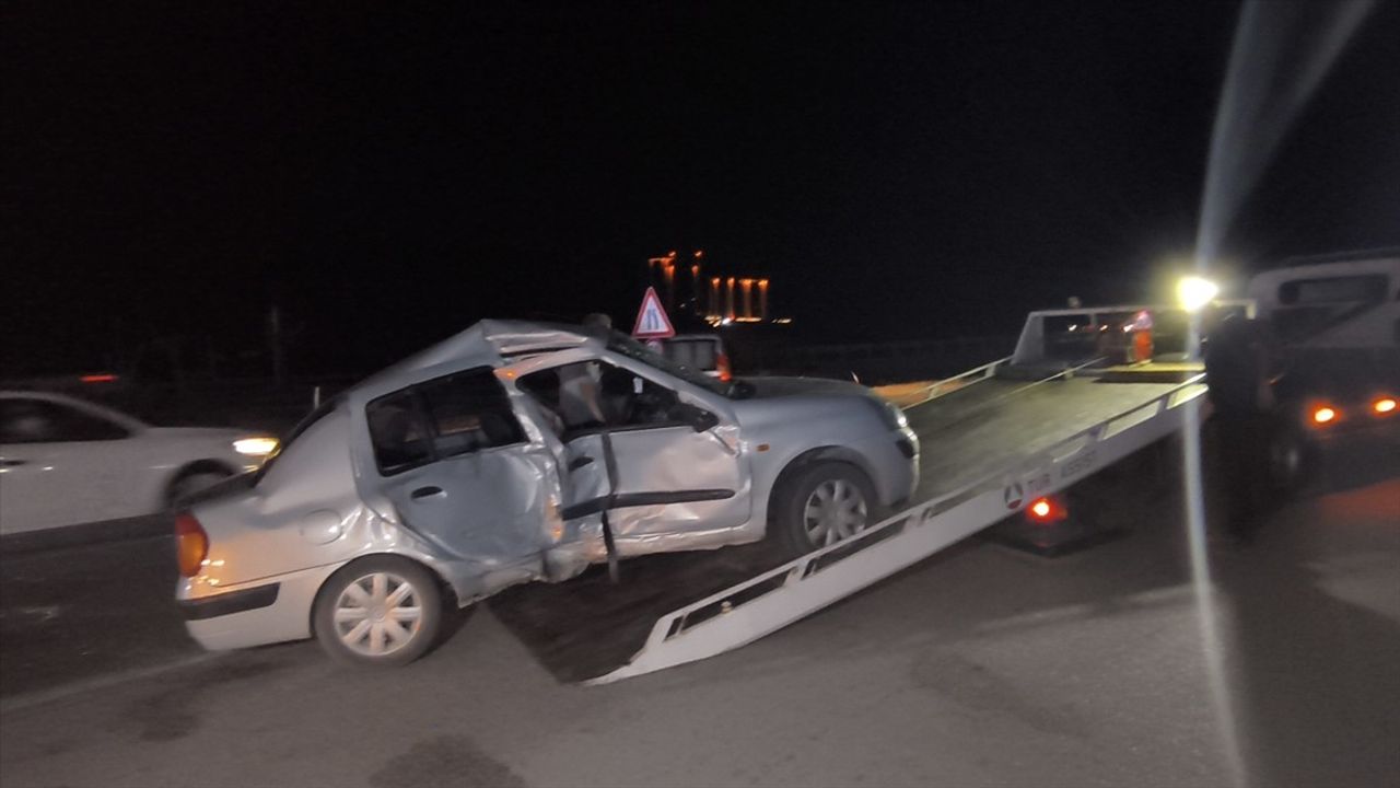 Kırıkkale'de tır ile otomobil çarpıştı: 2'si çocuk 6 kişi yaralandı