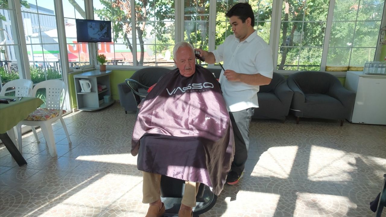 Kırklareli'de Kuaförler Ahilik Haftası Kapsamında Huzurevini Ziyaret Etti