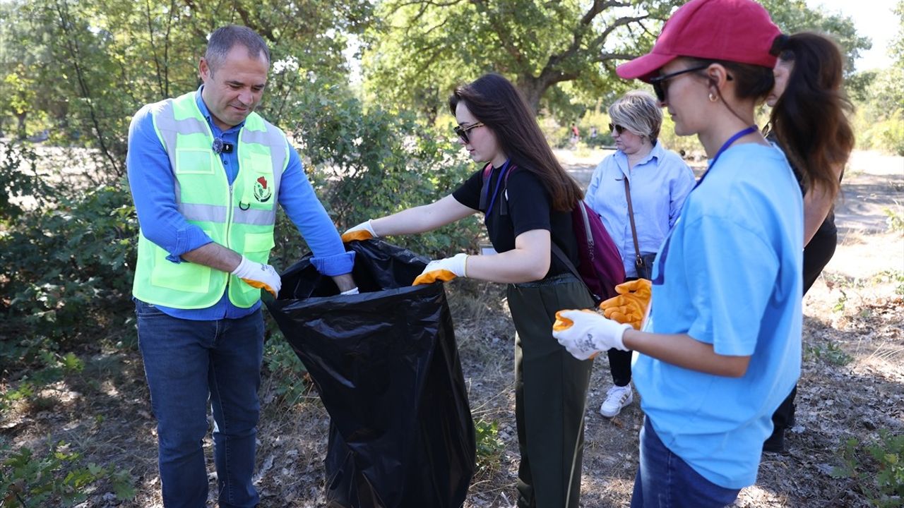 Kırklareli'de öğrenciler Karahıdır Korusu'nda çevre temizliği yaptı