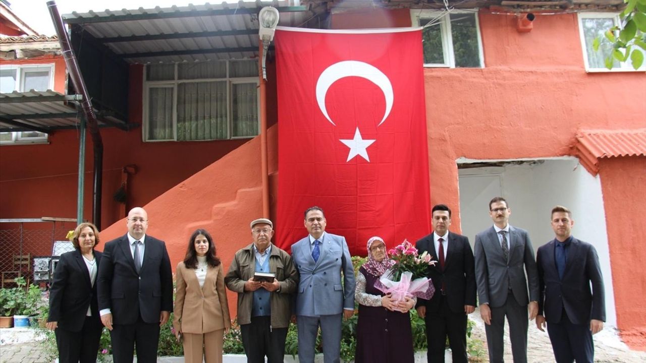 Kırklareli'de yükümlüler şehit Anıl Yalap'ın ailesinin evini boyadı