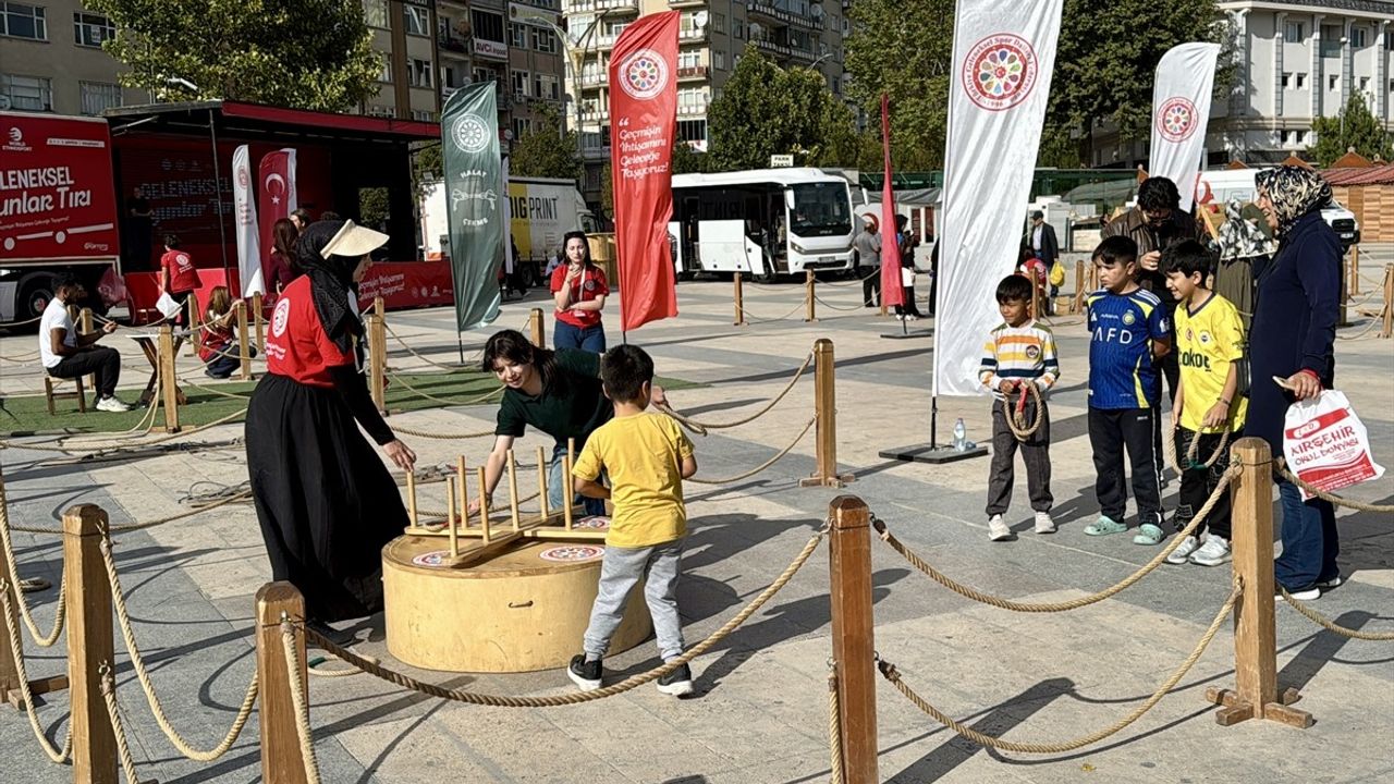 Kırşehir'de 'Geleneksel Oyunlar Tırı' çocuklarla buluştu